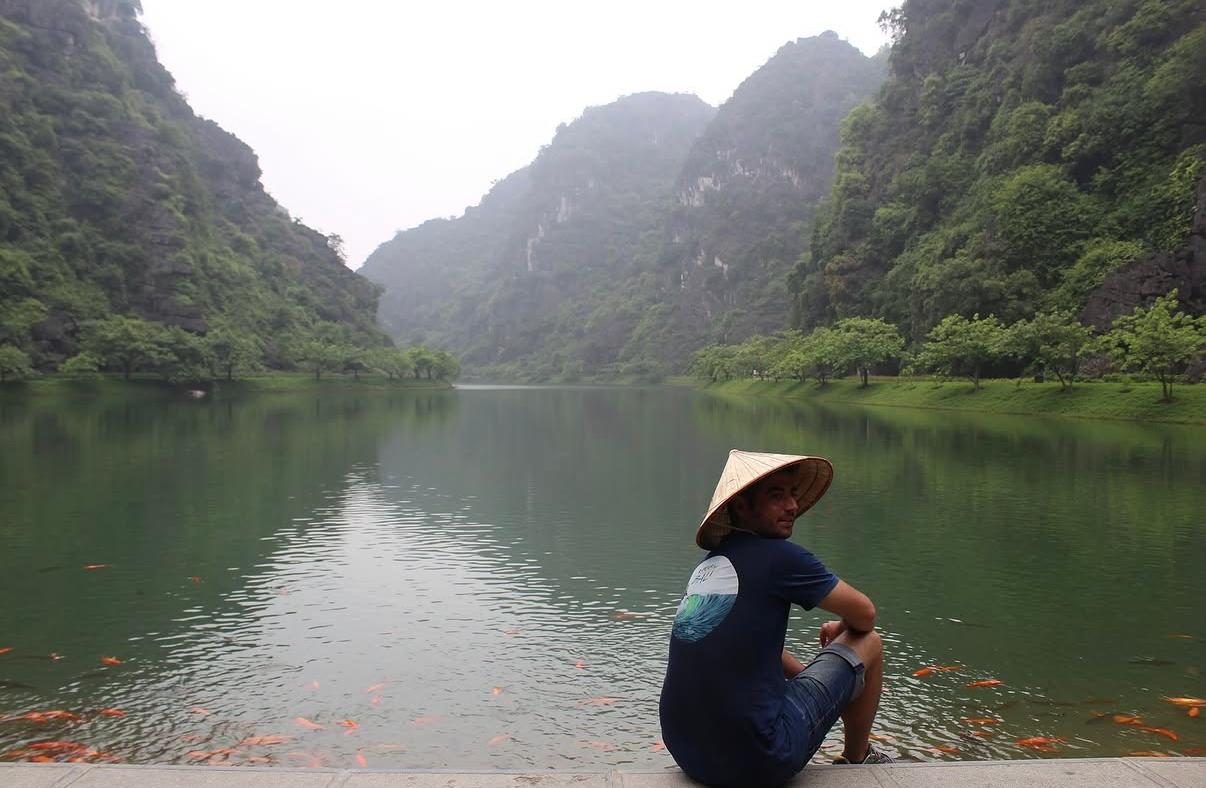 Paisaje de Vietnam con lago y montañas